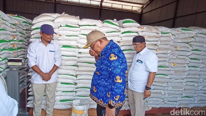 Peninjauan beras di Gudang Bulog Cabang Palopo, Sulsel.