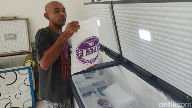 Penjual es batu kristal di Surabaya