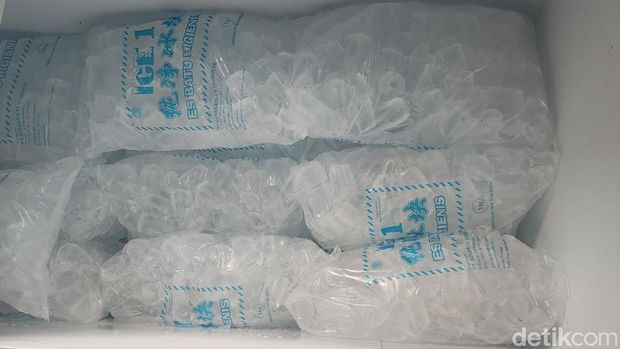 Penjual es batu kristal di Surabaya