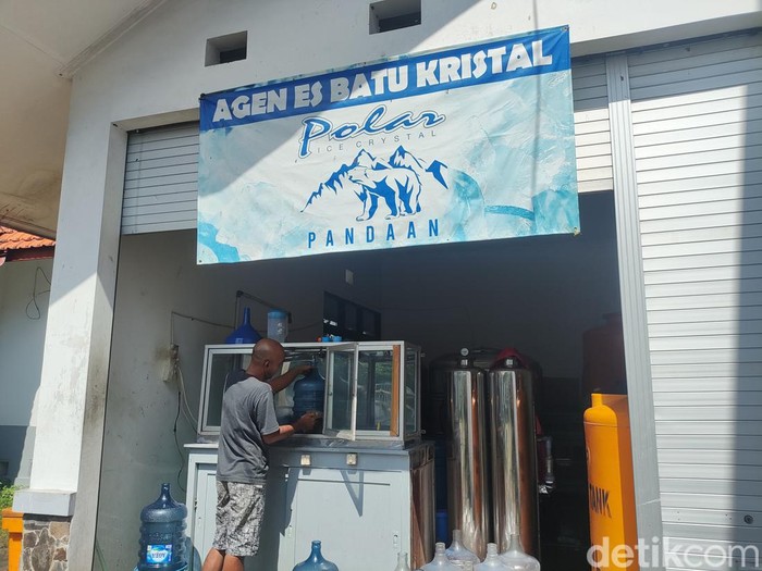 Penjual es batu kristal di Surabaya