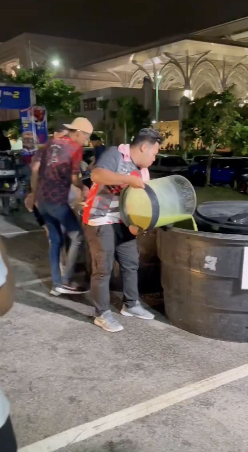 Penjual Takjil di Malaysia Buang Makanan dan Minuman Sisa, Undang Kritik Netizen