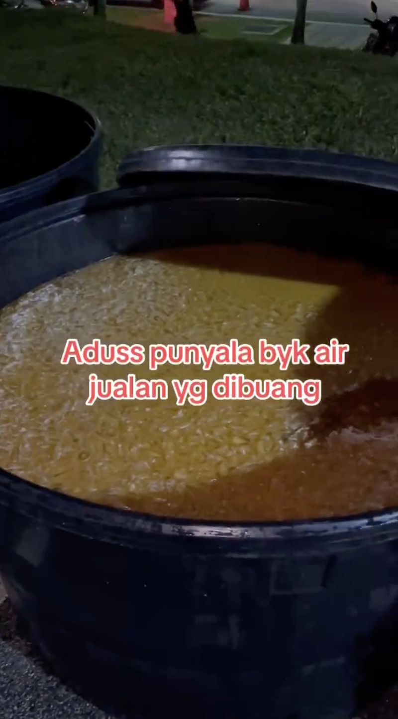 Penjual Takjil di Malaysia Buang Makanan dan Minuman Sisa, Undang Kritik Netizen