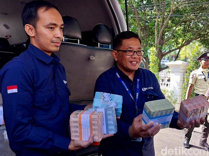 Penukaran uang baru di Malang