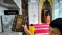 Penerima mushaf memperlihatkan donasi berupa perlengkapan ibadah dalam rangka menyambut Bulan Suci Ramadan 1445 H, yang disalurkan serentak di 30 titik se-Jabodetabek.