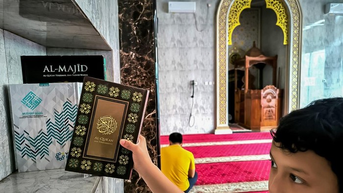 Journalist Photo Economic Group bersama dengan sejumlah perusahaan melakukan pemberian Mushaf Al-Quran dan sarana ibadah ke-30 titik tempat ibadah dan sekolah di Jabodetabek.