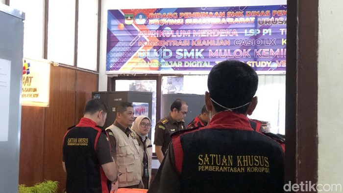 Penyidik dari Kejati Sumbar melakukan penggeledahan di ruangan kantor Dinas Pendidikan Sumbar. (M Afdal Afrianto/detikSumut)