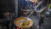 Sejumlah pekerja menyelesaikan pembuatan dodol Betawi di Pondok Dodol Sari Rasa Ibu Yuyun, Pasar Minggu, Jakarta, Selasa (19/3/2024).