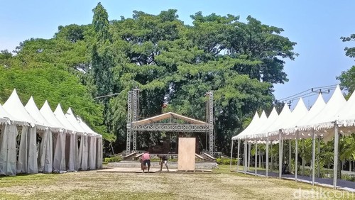 Persiapan DTIK Festival 2024 di lapangan timur Lumintang, Denpasar, Selasa (19/3/2024). (Ni Made Lastri Karsiani Putri/detikBali)