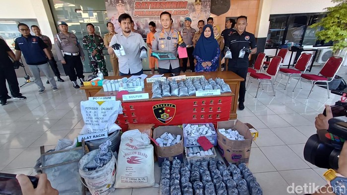 Rilis pers penangkapan 2 peracik bahan peledak petasan di Mapolresta Cilacap, Selasa (19/3/2024).