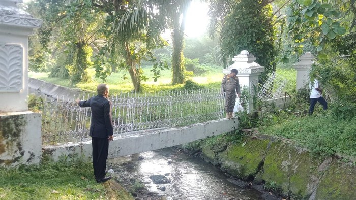 Petugas saat mengamankan barang bukti. (Dok Satpol PP Riau)