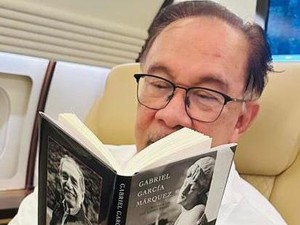 PM Anwar Ibrahim Baca Novel Gabriel Garcia Marquez, Tuai Pujian