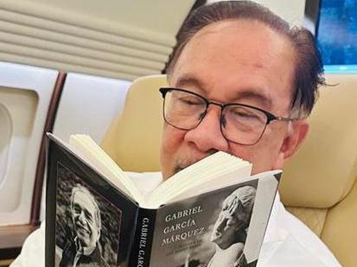 PM Anwar Ibrahim saat membaca novel (Dok Twitter Anwar Ibrahim)