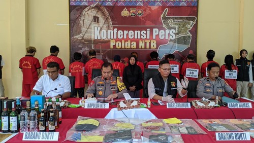 Polda NTB saat merilis kasus togel online di Polda NTB, Selasa (19/3/2024). Polisi menangkap lima bandar togel beromzet ratusan juta rupiah.