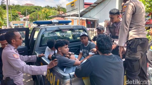 Polisi menangkap 5 pemuda pengeroyok anggota TNI di Kupang, NTT.