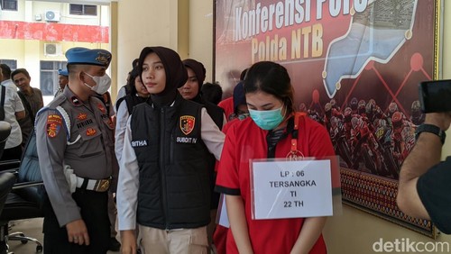 Polisi menangkap lima muncikari prostitusi online di Mataram.