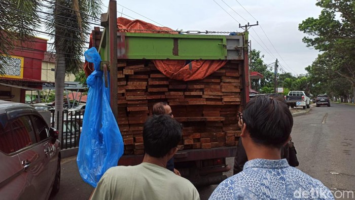 Polisi mengamankan kayu diduga hendak diselundupkan ke Jakarta dari Bengkulu.