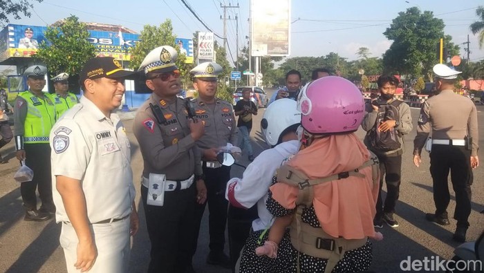 Polisi Ngawi sosialisasi keselamatan mudik saat bagi-bagi takjil di pertigaan Banyakan, Ngawi.