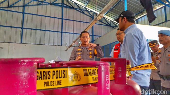Polisi saat membongkar gudang pengoplosan gas LPG di Bandung