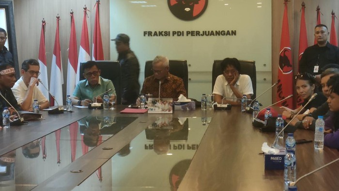 Politikus PDI Perjuangan Aria Bima, Masinton Pasaribu, hingga Adian Napitupulu menerima massa demonstrasi di dalam Gedung DPR RI
