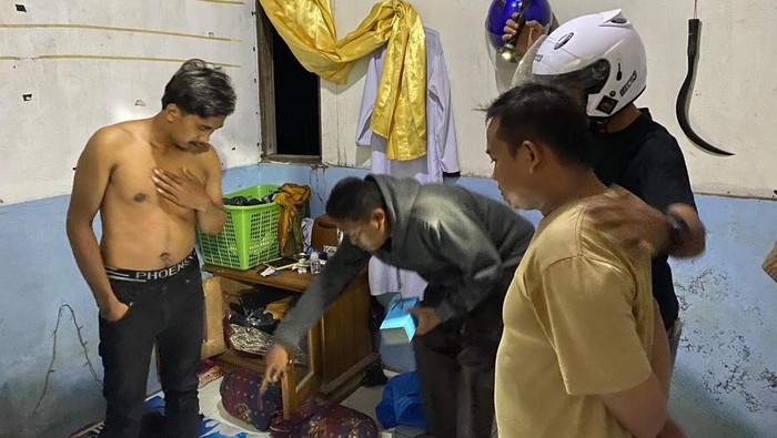 Polsek Fakfak saat mengamankan salah satu tersangka pengedar sabu di Fakfak, Papua Barat.