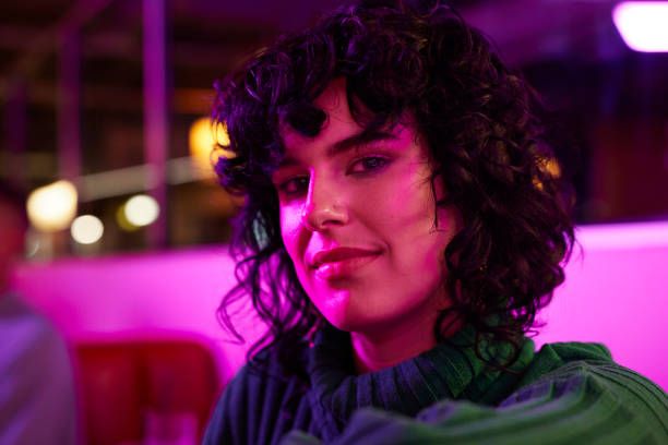 Potongan untuk Rambut Tipis Curly Bangs.