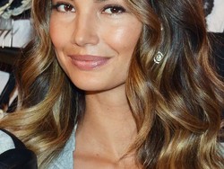 Terinspirasi Gaya Barat & Timur, Ini Tren Rambut yang Digemari Cewek Indonesia