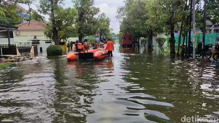 Potret banjir di Demak, Selasa (19/3/2024). Ketinggian air sekitar 20-40 cm.
