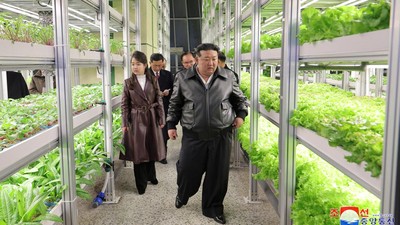 Potret Kim Jong Un dan Putrinya Ju Ae Kunjungi Rumah Kaca Gangdong