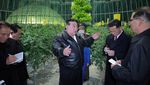 Potret Kim Jong Un dan Putrinya Ju Ae Kunjungi Rumah Kaca Gangdong