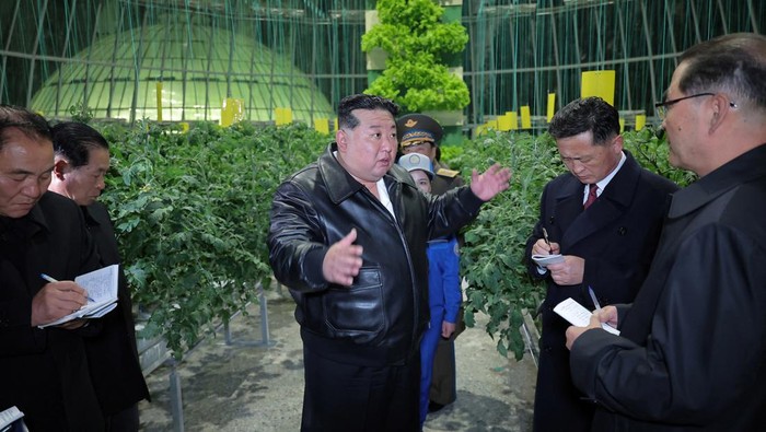 Potret Kim Jong Un dan Putrinya Ju Ae Kunjungi Rumah Kaca Gangdong North Korean leader Kim Jong Un visits the Gangdong Greenhouse in North Korea, in this picture released on March 16, 2024, by the Korean Central News Agency. KCNA via REUTERS ATTENTION EDITORS - THIS IMAGE WAS PROVIDED BY A THIRD PARTY. REUTERS IS UNABLE TO INDEPENDENTLY VERIFY THIS IMAGE. NO THIRD PARTY SALES. SOUTH KOREA OUT. NO COMMERCIAL OR EDITORIAL SALES IN SOUTH KOREA.