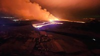 Lava tampaknya mengalir dengan cepat ke selatan menuju kota nelayan Grindavik di dekatnya, tempat beberapa dari hampir 4.000 penduduknya telah kembali setelah wabah sebelumnya. Kota itu kini kembali dievakuasi. Public Safety Department of the National Police/Handout via REUTERS