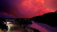 Letusan tersebut merupakan yang keempat sejak Desember dan dimulai pada 2023 GMT. Rekaman dari spa Blue Lagoon di Islandia menunjukkan asap membubung di langit berwarna oranye setelah gunung berapi meletus. Jorge Reis via REUTERS