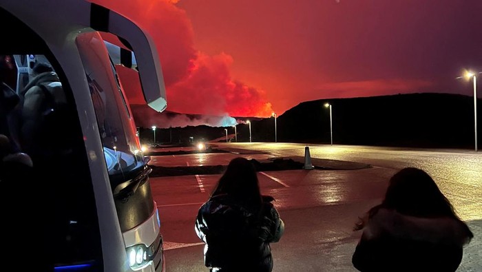 Potret Langit Oranye di Islandia Akibat Letusan Gunung Berapi People who are being evacuated stand by a bus as a volcano erupts, in Grindavik, Iceland, March 16, 2024, in this picture obtained from social media. Melissa Ezair/via REUTERS THIS IMAGE HAS BEEN SUPPLIED BY A THIRD PARTY. MANDATORY CREDIT. NO RESALES. NO ARCHIVES.