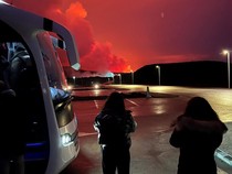 Potret Langit Oranye di Islandia Akibat Gunung Meletus