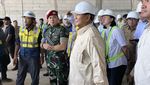 Potret Menhan Prabowo Cek Rumput Lapangan Upacara IKN