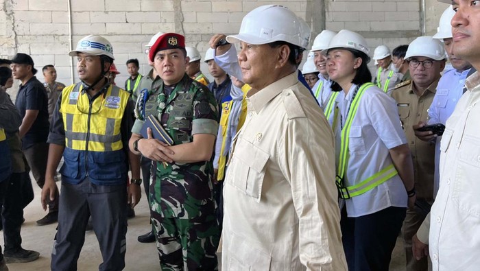Menhan Prabowo Subiato mengunjungi Ibu Kota Nusantara (IKN). Ia mengecek serta persiapan Upacara Hari Ulang Tahun (HUT) RI ke-79.