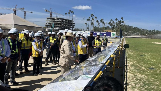 Potret Menhan Prabowo Cek Rumput Lapangan Upacaya IKN