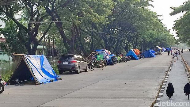 Potret ruas jalan Pantura Demak-Kudus dipenuhi tenda pengungsi gegara banjir parah di Demak, Foto diambil Selasa (19/3/2024).