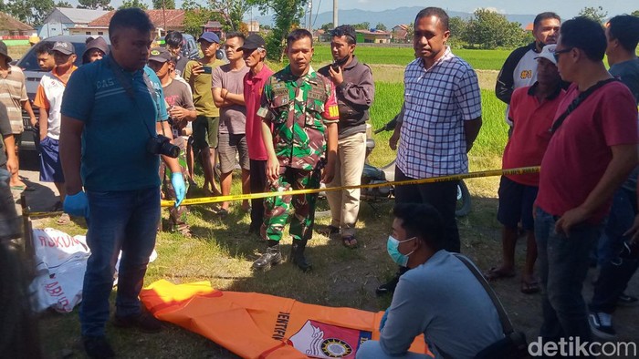 Pria yang tewas usai duel di tepi jalan Desa Jetis, Kecamatan Klaten Selatan, Klaten, dievakuasi, Selasa (19/3/2024).