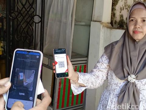 Proses pembayaran nontunai di Batik Siti Khadijah. (Andika Syahputra/detikcom)