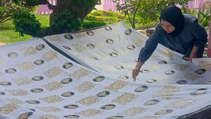 Proses pembuatan batik khas Medan. (Foto: Dok. Pribadi Reza)