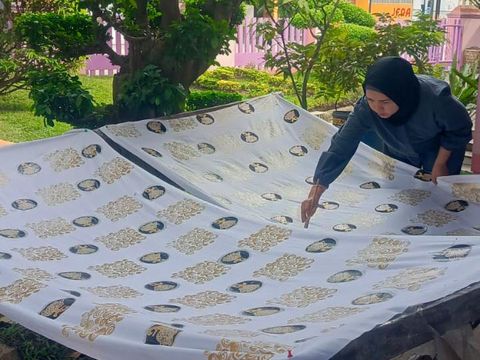 Proses pembuatan batik khas Medan. (Foto: Dok. Pribadi Reza)
