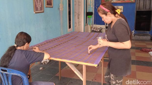 Proses pembuatan batik Sumut. (Andika Syahputra/detikcom)