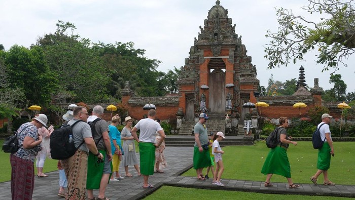 Wisatawan mancanegara mengamati topeng rangda atau makhluk menyeramkan dan barong saat mengunjungi objek wisata Pura Taman Ayun, Badung, Bali, Senin (18/3/2024). Pulau Bali kembali dinobatkan sebagai salah satu destinasi wisata terbaik di dunia dengan memperoleh predikat The Best Island dalam DestinAsian Readers’ Choice Awards. ANTARA FOTO/Nyoman Hendra Wibowo/aww.