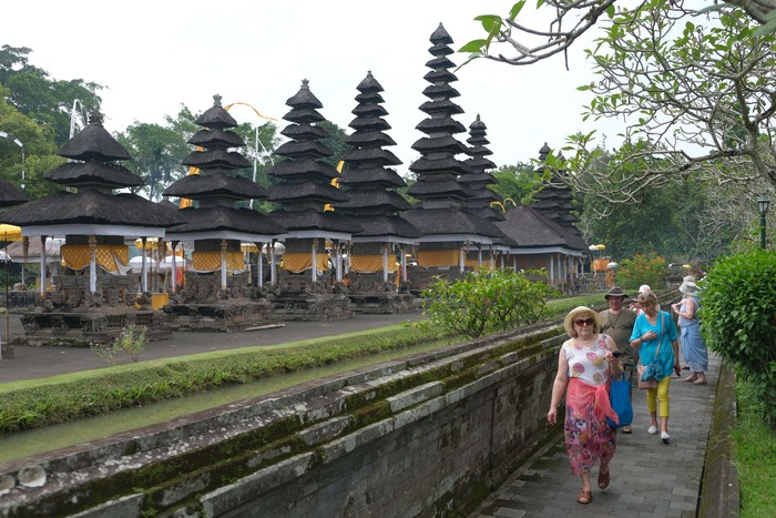 Wisatawan mancanegara mengamati topeng rangda atau makhluk menyeramkan dan barong saat mengunjungi objek wisata Pura Taman Ayun, Badung, Bali, Senin (18/3/2024). Pulau Bali kembali dinobatkan sebagai salah satu destinasi wisata terbaik di dunia dengan memperoleh predikat The Best Island dalam DestinAsian Readers’ Choice Awards. ANTARA FOTO/Nyoman Hendra Wibowo/aww.