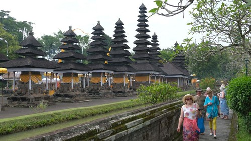 Wisatawan mancanegara mengamati topeng rangda atau makhluk menyeramkan dan barong saat mengunjungi objek wisata Pura Taman Ayun, Badung, Bali, Senin (18/3/2024). Pulau Bali kembali dinobatkan sebagai salah satu destinasi wisata terbaik di dunia dengan memperoleh predikat The Best Island dalam DestinAsian Readers’ Choice Awards. ANTARA FOTO/Nyoman Hendra Wibowo/aww.