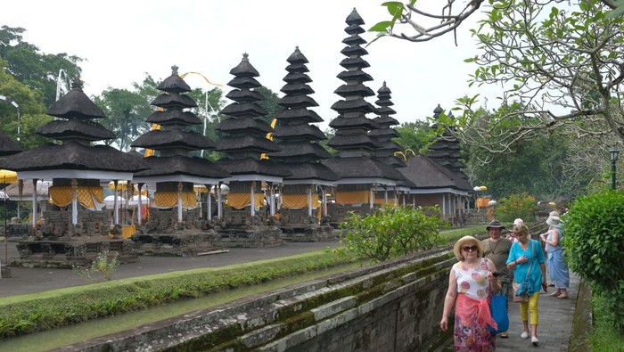 Pulau Bali dinobatkan sebagai destinasi wisata terbaik dunia Wisatawan mancanegara mengamati topeng rangda atau makhluk menyeramkan dan barong saat mengunjungi objek wisata Pura Taman Ayun, Badung, Bali, Senin (18/3/2024). Pulau Bali kembali dinobatkan sebagai salah satu destinasi wisata terbaik di dunia dengan memperoleh predikat The Best Island dalam DestinAsian Readersβ Choice Awards. ANTARA FOTO/Nyoman Hendra Wibowo/aww.