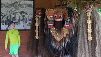 Wisatawan mancanegara mengamati topeng rangda atau makhluk menyeramkan dan barong saat mengunjungi objek wisata Pura Taman Ayun, Badung, Bali.  