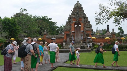 Wisatawan mancanegara menikmati keindahan pura saat mengunjungi objek wisata Pura Taman Ayun, Badung, Bali, Senin (18/3/2024). Pulau Bali kembali dinobatkan sebagai salah satu destinasi wisata terbaik di dunia dengan memperoleh predikat The Best Island dalam DestinAsian Readers’ Choice Awards. ANTARA FOTO/Nyoman Hendra Wibowo/aww.