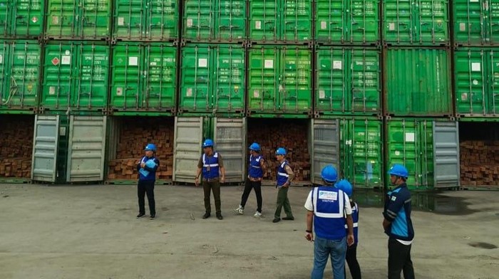 Puluhan kontainer berisi kayu ilegal di Pelabuhan Teluk Lamong